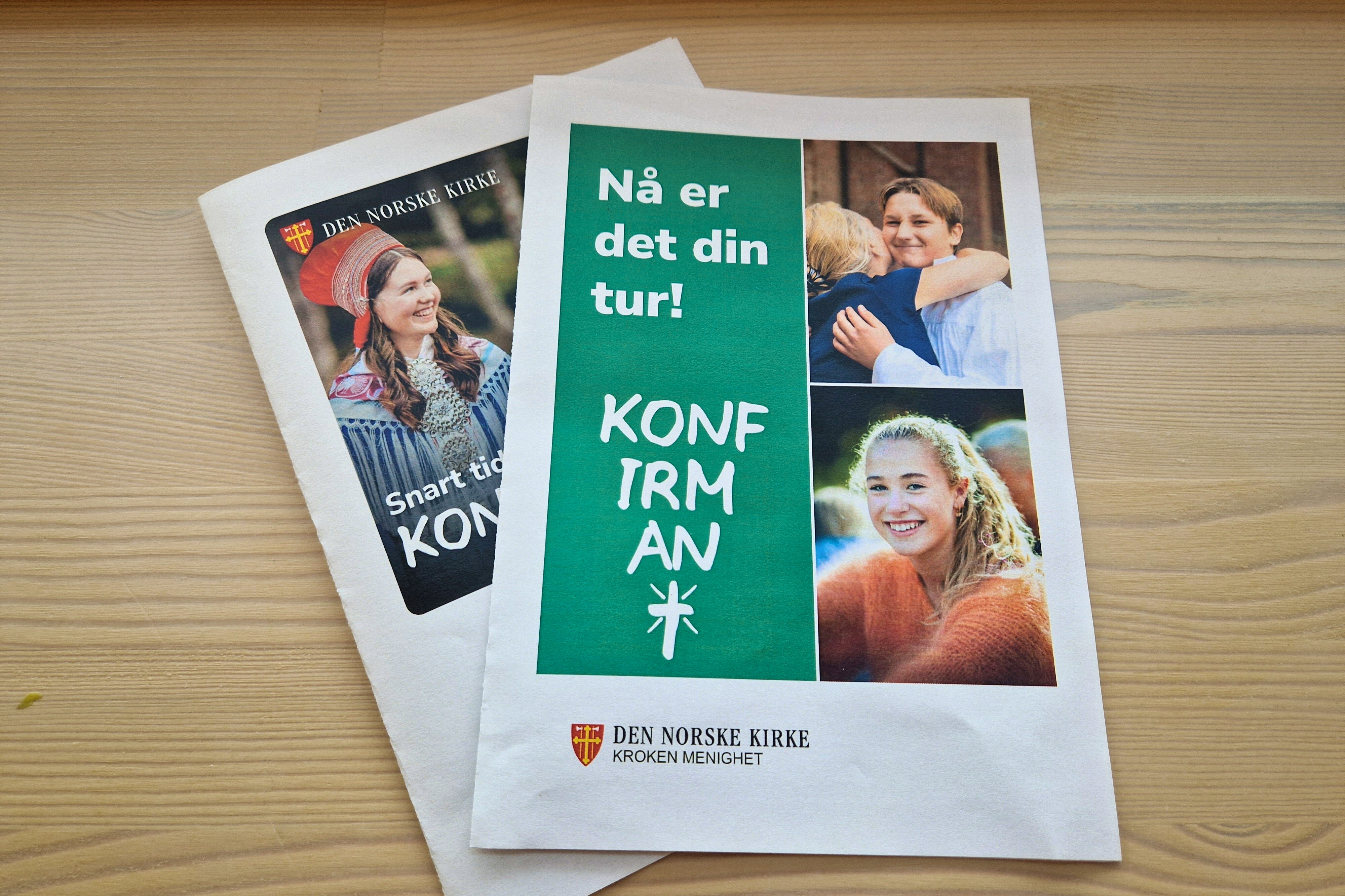 To konfirmantbrosjyrer som ligger på et bord.